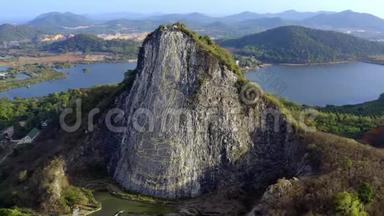 泰国芭堤雅-2019年5月18日：大金<strong>佛画</strong>在悬崖上。 巨大的绘图。 空中观景。
